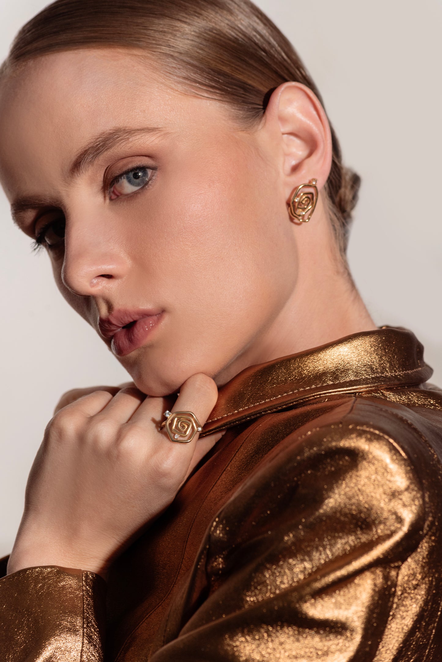 Brinco Botão Efêmera Amarelo